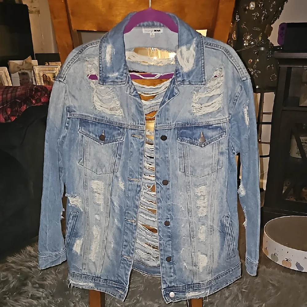 FASHION NOVA Womens Distressed Denim Jacket. Mint condition sz Small!!!